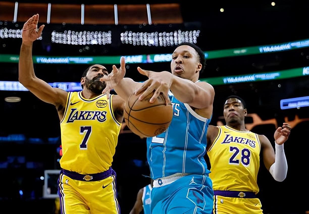 开云体育-打了半天最高数据是犯规，湖人替补后场连底薪球员的水平都达不到